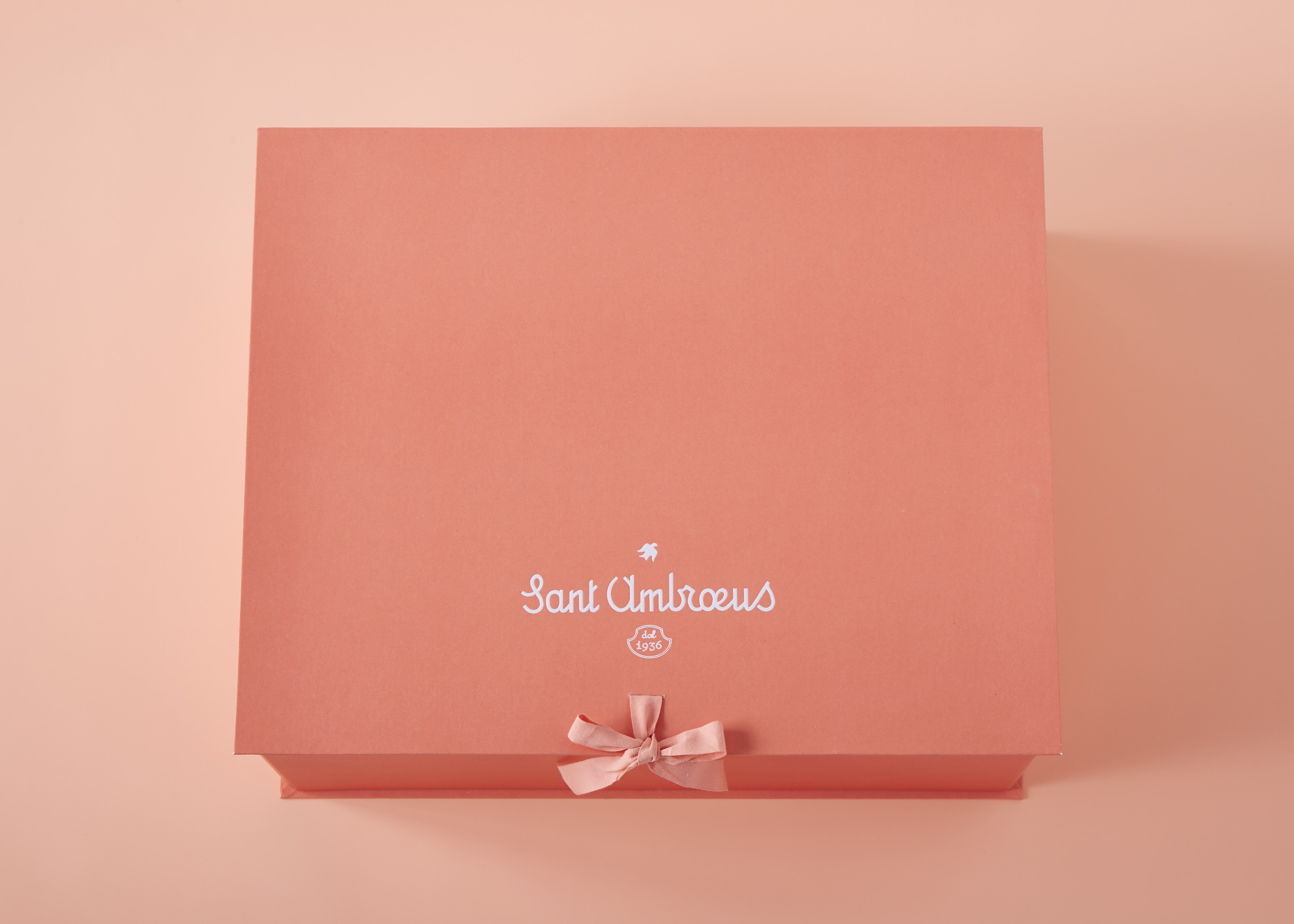 /media/082818_Sant_Ambroeus_pink_box.jpg